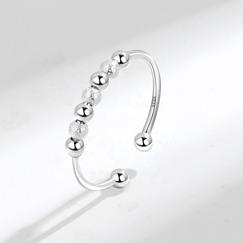 925 prabos sidabrinis slankiojantis karoliukų žiedas „Calmy“